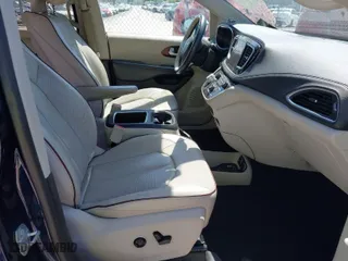 2017 Chrysler Pacifica Limited with VIN 2C4RC1GG5HR531414, listed as a IAAI auction lot 41951438 with 94,676 mi miles. Bid and sale history available at carsss.com. Image 5.