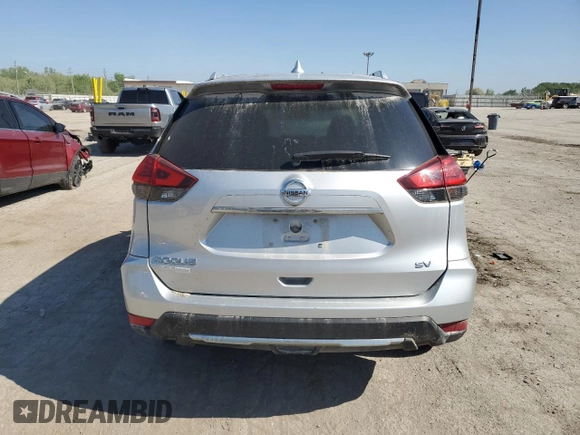 2017 Nissan Rogue SV z VIN KNMAT2MT0HP573690, wystawiony jako Copart lot #56363335 z przebiegiem 177 919 mil mil oraz Czysty tytuł • Clean title. Historia ofert i sprzedaży dostępna na DreamBid. Obrazek 6.
