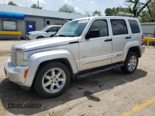 2012 Jeep Liberty Sport z VIN 1C4PJMAK3CW164413, wystawiony jako Copart lot #50680465 z przebiegiem 141 833 mil mil oraz Szkody całkowita. Historia ofert i sprzedaży dostępna na DreamBid. Obrazek 1.