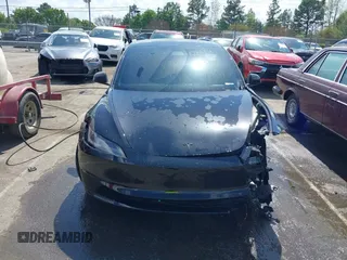 2025 Tesla Model 3 Long Range z VIN 5YJ3E1EA2SF918505, wystawiony jako IAAI lot #41968148 z przebiegiem 2490 mil mil oraz . Historia ofert i sprzedaży dostępna na DreamBid. Obrazek 11.