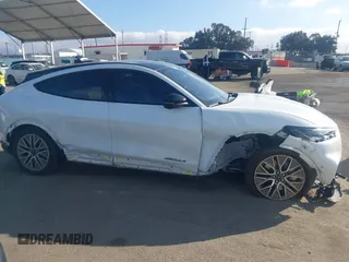 2024 Ford Mustang Mach-E Premium z VIN 3FMTK3R70RMA06461, wystawiony jako IAAI lot #41483098 z przebiegiem 5 647 mil mil oraz . Historia ofert i sprzedaży dostępna na DreamBid. Obrazek 13.