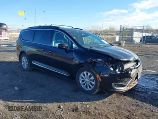 2017 Chrysler Pacifica Touring L z VIN 2C4RC1BG3HR569232, wystawiony jako IAAI lot #41108498 z przebiegiem 161 836 mil mil oraz . Historia ofert i sprzedaży dostępna na DreamBid. Obrazek 1.
