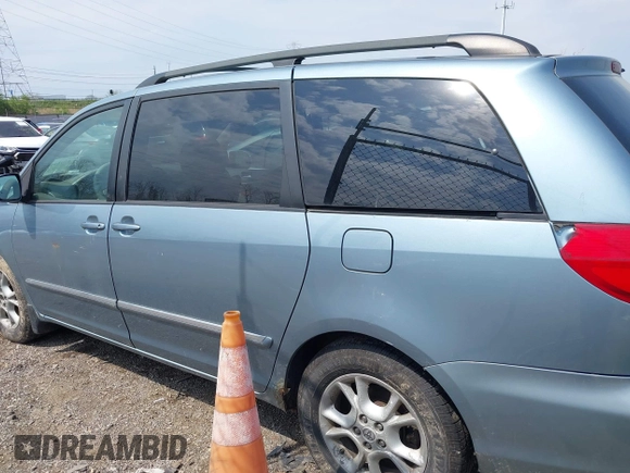 2006 Toyota Sienna XLE with VIN 5TDZA22C46S470450, listed as a IAAI auction lot 42034110 with 277,119 mi miles. Bid and sale history available at carsss.com. Image 14.