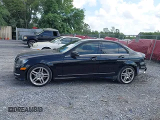 2014 Mercedes-Benz C 250 Sport z VIN WDDGF4HB0EA966267, wystawiony jako IAAI lot #42133802 z przebiegiem 62 494 mil mil oraz . Historia ofert i sprzedaży dostępna na DreamBid. Obrazek 14.