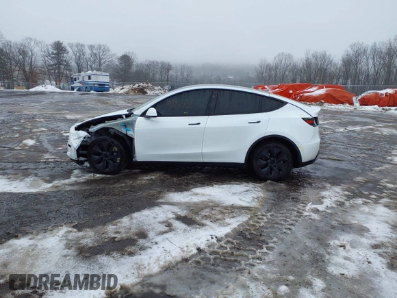 2024 Tesla Model Y Long Range z VIN 7SAYGDEE5RA326577, wystawiony jako IAAI lot #41531364 z przebiegiem 5353 mil mil oraz . Historia ofert i sprzedaży dostępna na DreamBid. Obrazek 14.