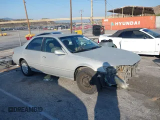 1997 Toyota Camry LE z VIN JT2BG22K3V0017020, wystawiony jako IAAI lot #42452535 z przebiegiem 195 815 mil mil oraz . Historia ofert i sprzedaży dostępna na DreamBid. Obrazek 1.