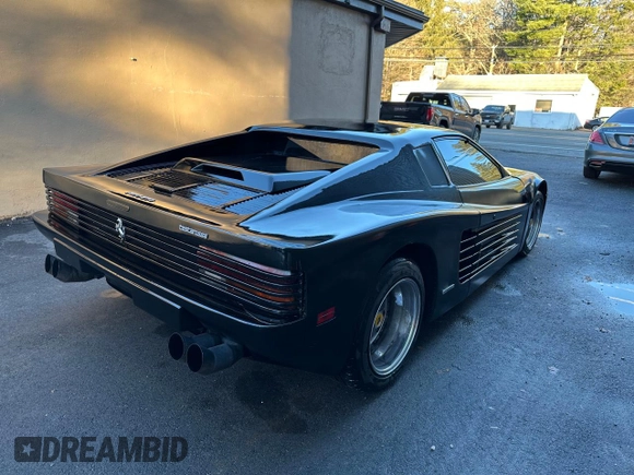 1988 Pontiac Fiero z VIN 1G2PE119XJP213392, wystawiony jako Copart lot #55215415 z przebiegiem 71 246 mil mil oraz Czysty tytuł • Clean title. Historia ofert i sprzedaży dostępna na DreamBid. Obrazek 4.