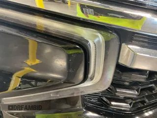 2022 Chevrolet Tahoe LS z VIN 1GNSKMKD7NR129745, wystawiony jako IAAI lot #42566236 z przebiegiem 95 126 mil mil oraz . Historia ofert i sprzedaży dostępna na DreamBid. Obrazek 4.