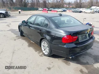 2011 BMW 3 Series 328i xDrive z VIN WBAPK7G55BNN87270, wystawiony jako IAAI lot #41907780 z przebiegiem 168 844 mil mil oraz . Historia ofert i sprzedaży dostępna na DreamBid. Obrazek 3.