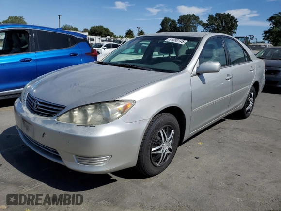 2005 Toyota Camry STD z VIN 4T1BE32K55U410458, wystawiony jako Copart lot #61082745 z przebiegiem 242 261 mil mil oraz Szkoda całkowita • Salvage title. Historia ofert i sprzedaży dostępna na DreamBid. Obrazek 1.