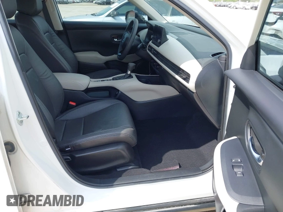 2023 Honda HR-V LX z VIN 3CZRZ1H34PM716838, wystawiony jako IAAI lot #41946033 z przebiegiem 24 958 mil mil oraz . Historia ofert i sprzedaży dostępna na DreamBid. Obrazek 5.