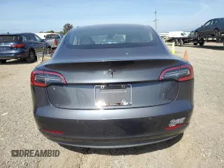 2018 Tesla Model 3 Long Range Battery z VIN 5YJ3E1EB0JF113044, wystawiony jako Copart lot #57056865 z przebiegiem 65 613 mil mil oraz Szkody całkowita. Historia ofert i sprzedaży dostępna na DreamBid. Obrazek 6.