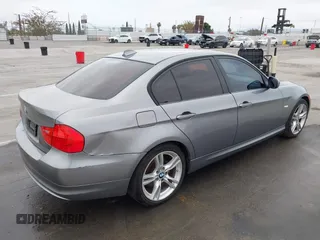 2011 BMW 3 Series 328i z VIN WBAPH5C5XBA448624, wystawiony jako IAAI lot #42381476 z przebiegiem 151 363 mil mil oraz . Historia ofert i sprzedaży dostępna na DreamBid. Obrazek 4.