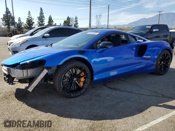 2023 McLaren Artura z VIN SBM16AEA9PW001592, wystawiony jako Copart lot #50613595 z przebiegiem 2956 mil mil oraz Szkody całkowita. Historia ofert i sprzedaży dostępna na DreamBid. Obrazek 1.