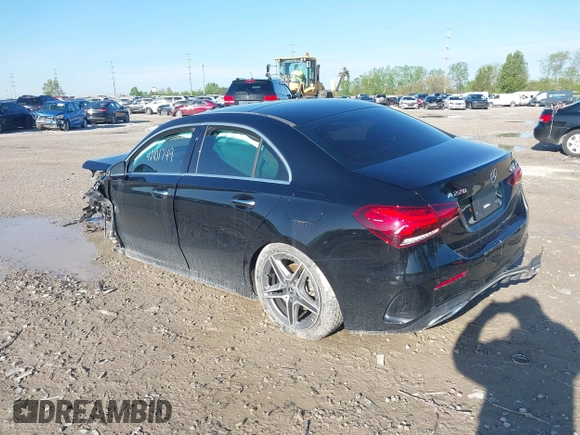 2022 Mercedes-Benz A 220 z VIN W1K3G4FB4NJ367693, wystawiony jako IAAI lot #42101749 z przebiegiem 26 494 mil mil oraz . Historia ofert i sprzedaży dostępna na DreamBid. Obrazek 3.
