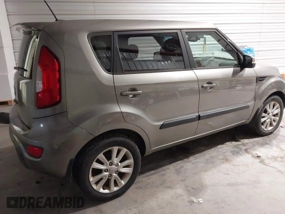 2013 Kia Soul + z VIN KNDJT2A69D7625620, wystawiony jako IAAI lot #41370053 z przebiegiem 70 662 mil mil oraz . Historia ofert i sprzedaży dostępna na DreamBid. Obrazek 4.