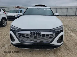 2024 Audi Q8 e-tron Sportback S line Premium Plus z VIN WA1CAAGEXRB007065, wystawiony jako Copart lot #74524284 z przebiegiem Nie podano mil oraz Nie do naprawy • Non repairable. Historia ofert i sprzedaży dostępna na DreamBid. Obrazek 5.