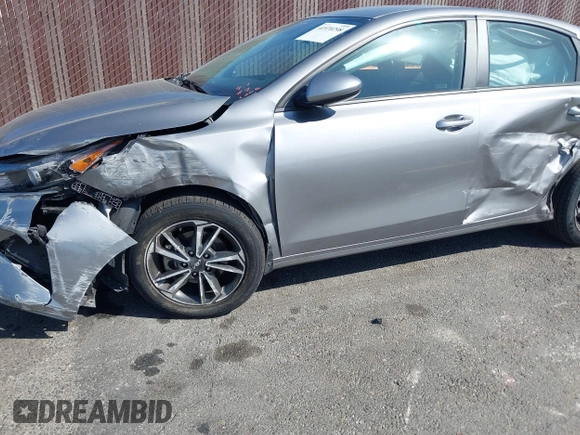 2023 Kia Forte LXS z VIN 3KPF24AD1PE621214, wystawiony jako IAAI lot #41970298 z przebiegiem 35 996 mil mil oraz . Historia ofert i sprzedaży dostępna na DreamBid. Obrazek 6.