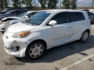 2014 Scion xD z VIN JTKKUPB41E1043035, wystawiony jako Copart lot #47135825 z przebiegiem 121 898 mil mil oraz Szkody całkowita. Historia ofert i sprzedaży dostępna na DreamBid. Obrazek 1.