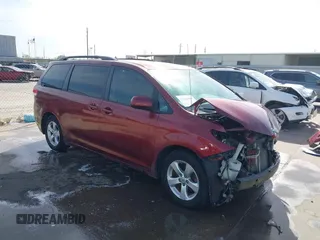 2014 Toyota Sienna LE AAS z VIN 5TDKK3DC1ES420380, wystawiony jako IAAI lot #41836363 z przebiegiem 147 265 mil mil oraz . Historia ofert i sprzedaży dostępna na DreamBid. Obrazek 1.
