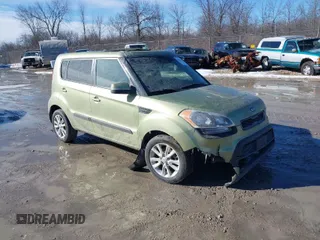 2013 Kia Soul + z VIN KNDJT2A67D7518517, wystawiony jako IAAI lot #41672301 z przebiegiem Nie podano mil oraz . Historia ofert i sprzedaży dostępna na DreamBid. Obrazek 1.