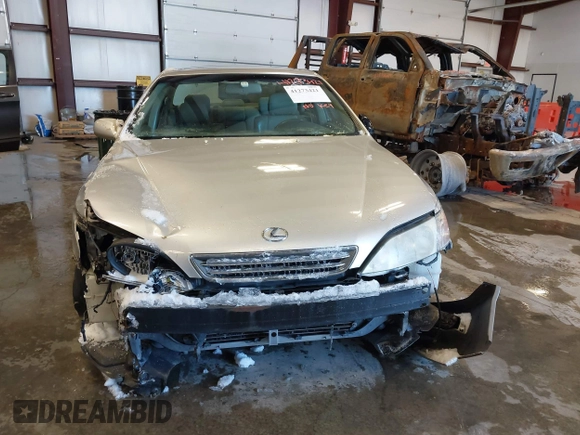 2001 Lexus ES 300 with VIN JT8BF28G010310038, listed as a IAAI auction lot 41273421 with 161,858 mi miles. Bid and sale history available at carsss.com. Image 6.