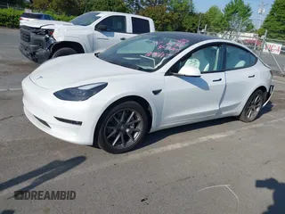 2023 Tesla Model 3 z VIN 5YJ3E1EA3PF600030, wystawiony jako IAAI lot #42052459 z przebiegiem 11 177 mil mil oraz . Historia ofert i sprzedaży dostępna na DreamBid. Obrazek 2.