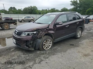2014 Kia Sorento LX z VIN 5XYKT4A60EG460951, wystawiony jako Copart lot #55281695 z przebiegiem 165 428 mil mil oraz Szkoda całkowita • Salvage title. Historia ofert i sprzedaży dostępna na DreamBid. Obrazek 1.