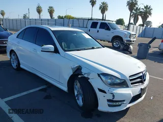 2014 Mercedes-Benz C 250 Sport z VIN WDDGF4HB6EA956276, wystawiony jako IAAI lot #42111034 z przebiegiem 90 396 mil mil oraz . Historia ofert i sprzedaży dostępna na DreamBid. Obrazek 1.