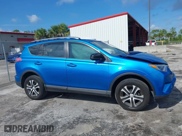 2017 Toyota RAV4 LE z VIN JTMZFREV4HJ112174, wystawiony jako IAAI lot #40311487 z przebiegiem 94 082 mil mil oraz . Historia ofert i sprzedaży dostępna na DreamBid. Obrazek 13.