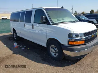 2017 Chevrolet Express Passenger LT z VIN 1GAZGPFFXH1206108, wystawiony jako IAAI lot #41758750 z przebiegiem 320 138 mil mil oraz . Historia ofert i sprzedaży dostępna na DreamBid. Obrazek 1.