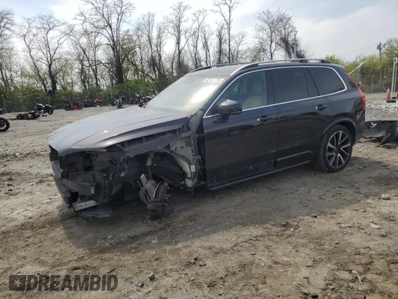 2018 Volvo XC90 Momentum z VIN YV4A22PK5J1209048, wystawiony jako Copart lot #52187925 z przebiegiem 90 909 mil mil oraz Szkody całkowita. Historia ofert i sprzedaży dostępna na DreamBid. Obrazek 1.