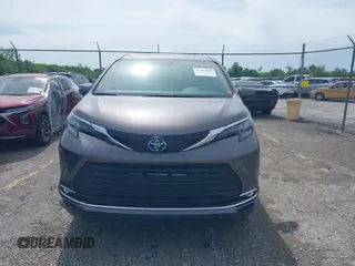 2024 Toyota Sienna XLE z VIN 5TDJRKEC0RS180714, wystawiony jako IAAI lot #42291589 z przebiegiem 4452 mil mil oraz . Historia ofert i sprzedaży dostępna na DreamBid. Obrazek 12.