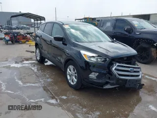 2017 Ford Escape SE z VIN 1FMCU0G99HUA95440, wystawiony jako IAAI lot #41801148 z przebiegiem 103 557 mil mil oraz . Historia ofert i sprzedaży dostępna na DreamBid. Obrazek 1.