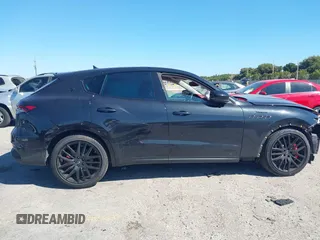 2023 Maserati Levante z VIN ZN661YUM3PX429958, wystawiony jako IAAI lot #41844196 z przebiegiem 19 878 mil mil oraz . Historia ofert i sprzedaży dostępna na DreamBid. Obrazek 14.