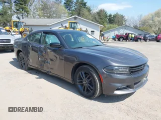 2019 Dodge Charger SXT z VIN 2C3CDXJG0KH550517, wystawiony jako IAAI lot #42054317 z przebiegiem 84 865 mil mil oraz . Historia ofert i sprzedaży dostępna na DreamBid. Obrazek 1.