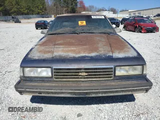 1988 Chevrolet Celebrity z VIN 1G1AW51W8J6159794, wystawiony jako Copart lot #47321315 z przebiegiem 181 956 mil mil oraz Nie do naprawy. Historia ofert i sprzedaży dostępna na DreamBid. Obrazek 5.