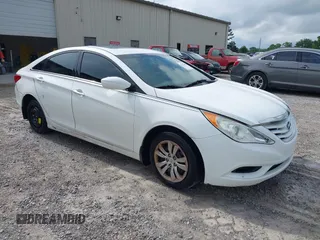2013 Hyundai Sonata GLS z VIN 5NPEB4AC0DH526864, wystawiony jako IAAI lot #42351614 z przebiegiem 117 791 mil mil oraz . Historia ofert i sprzedaży dostępna na DreamBid. Obrazek 1.