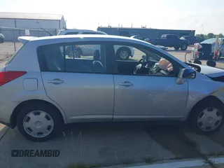 2009 Nissan Versa S z VIN 3N1BC13E39L485461, wystawiony jako IAAI lot #39886048 z przebiegiem Nie podano mil oraz . Historia ofert i sprzedaży dostępna na DreamBid. Obrazek 14.