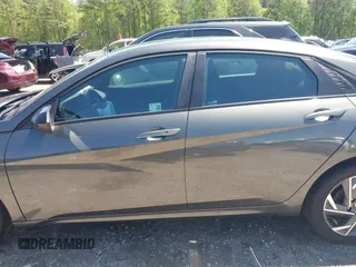 2025 Hyundai Elantra SEL Sport z VIN KMHLM4DG9SU909488, wystawiony jako IAAI lot #41990547 z przebiegiem 2 825 mil mil oraz . Historia ofert i sprzedaży dostępna na DreamBid. Obrazek 14.