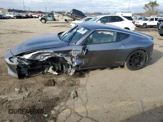 2023 Nissan Z Performance с VIN JN1BZ4BH7PM310841, выставлен на аукционе Copart как лот 87700375 с пробегом 3 263 миль миль и Списание • Salvage title. История ставок и продаж доступна на DreamBid. Изображение 1.