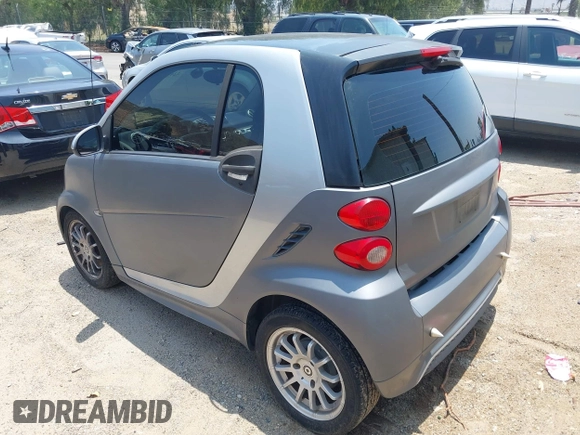 2013 Smart fortwo Pure z VIN WMEEJ3BA4DK611770, wystawiony jako IAAI lot #42432474 z przebiegiem 75 239 mil mil oraz . Historia ofert i sprzedaży dostępna na DreamBid. Obrazek 3.