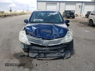 2009 Nissan Versa S z VIN 3N1BC11E49L466968, wystawiony jako Copart lot #55342155 z przebiegiem 100 777 mil mil oraz Szkody całkowita. Historia ofert i sprzedaży dostępna na DreamBid. Obrazek 5.