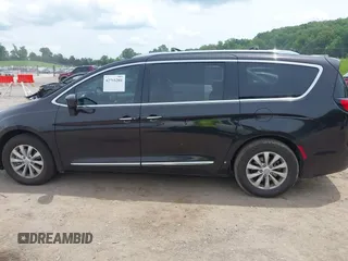 2018 Chrysler Pacifica Touring L z VIN 2C4RC1BGXJR151935, wystawiony jako IAAI lot #42266204 z przebiegiem 87 013 mil mil oraz . Historia ofert i sprzedaży dostępna na DreamBid. Obrazek 14.