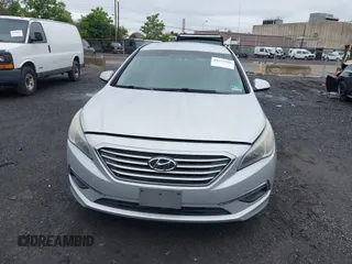 2015 Hyundai Sonata SE z VIN 5NPE24AF2FH025052, wystawiony jako IAAI lot #42353268 z przebiegiem 174 814 mil mil oraz . Historia ofert i sprzedaży dostępna na DreamBid. Obrazek 6.
