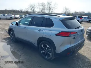 2023 Toyota Corolla Cross Hybrid S z VIN 7MUFBABG5PV004921, wystawiony jako IAAI lot #41935473 z przebiegiem 9 415 mil mil oraz . Historia ofert i sprzedaży dostępna na DreamBid. Obrazek 3.