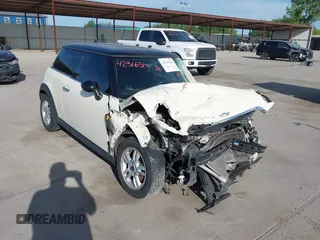 2012 MINI Hardtop с VIN WMWSU3C56CT260795, выставлен на аукционе IAAI как лот 42316314 с пробегом 151 368 миль миль и . История ставок и продаж доступна на DreamBid. Изображение 1.