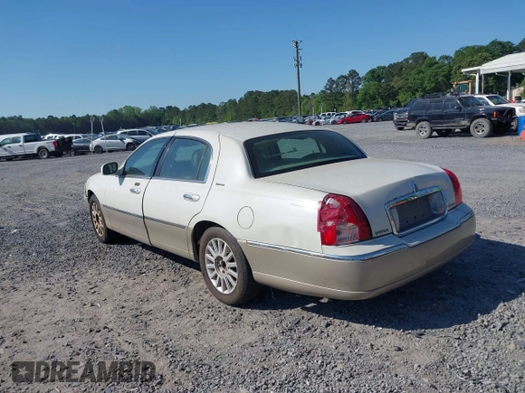 2006 Lincoln Town Car Signature z VIN 1LNHM81V36Y647420, wystawiony jako IAAI lot #42052750 z przebiegiem 251 115 mil mil oraz . Historia ofert i sprzedaży dostępna na DreamBid. Obrazek 3.