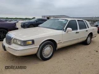 1996 Lincoln Town Car Cartier z VIN 1LNLM83W8TY734774, wystawiony jako Copart lot #52219725 z przebiegiem 128 444 mil mil oraz Tytuł czysty. Historia ofert i sprzedaży dostępna na DreamBid. Obrazek 1.