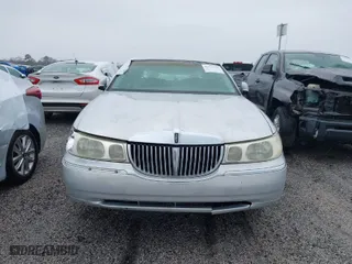 2000 Lincoln Town Car Executive with VIN 1LNHM81W8YY856664, listed as a IAAI auction lot 41532255 with 207,133 mi miles. Bid and sale history available at carsss.com. Image 12.